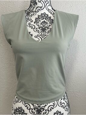 Athleta Transcend Cropped Tee  Fern Green Deep V Cap Sleeve Size Medium